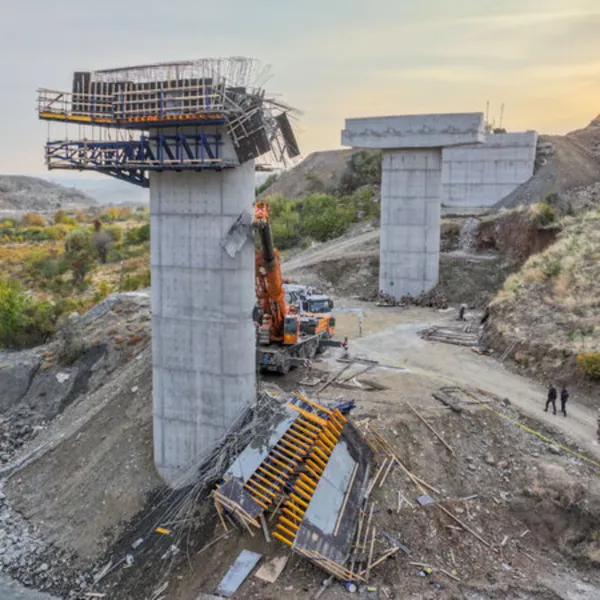 Viyadük inşaatında iskele çöktü! 4 işçi öldü